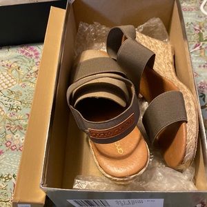 New Andre Assous Dalmira Wedge Sandal